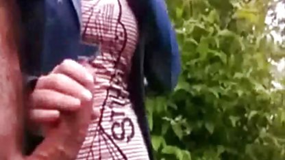 Cringing بر روی صورت خود در حالی که تعقیب فیلم کوتاه سکسی قابل پخش تارا